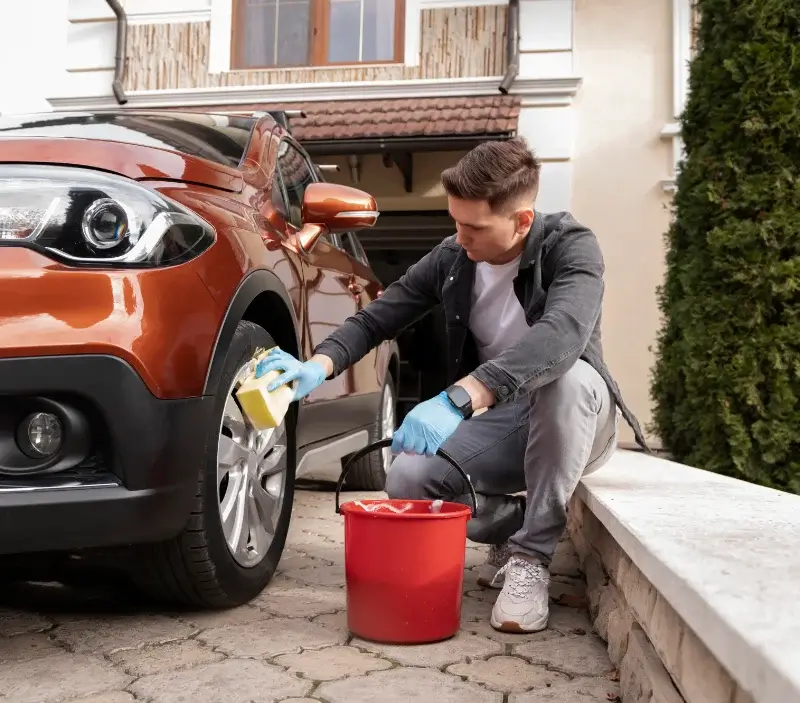 Lavage auto à domicile Heugnes : professionnel intervenant sur un véhicule